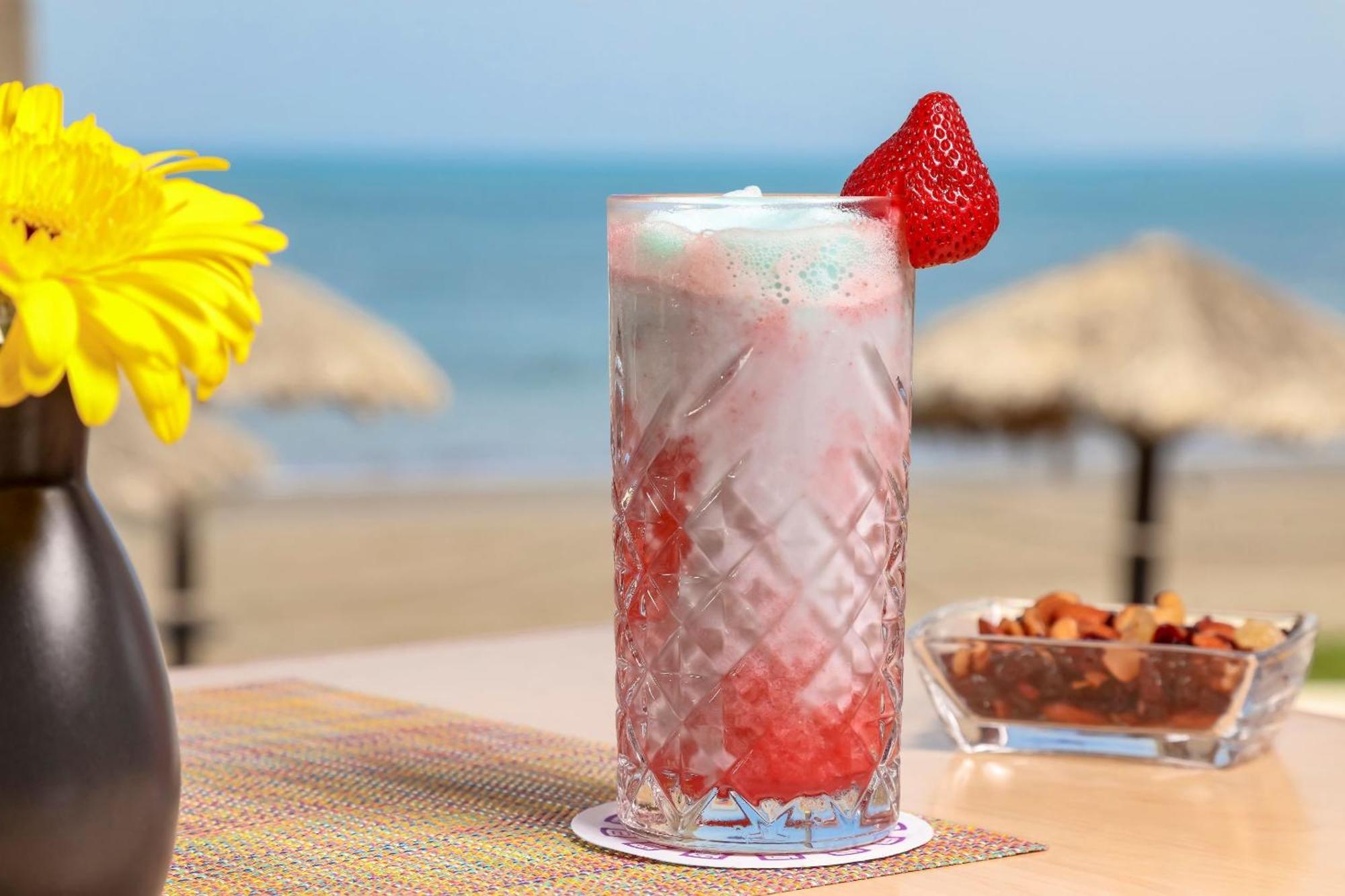 Camino Real Veracruz Exterior foto A strawberry and lime Italian soda